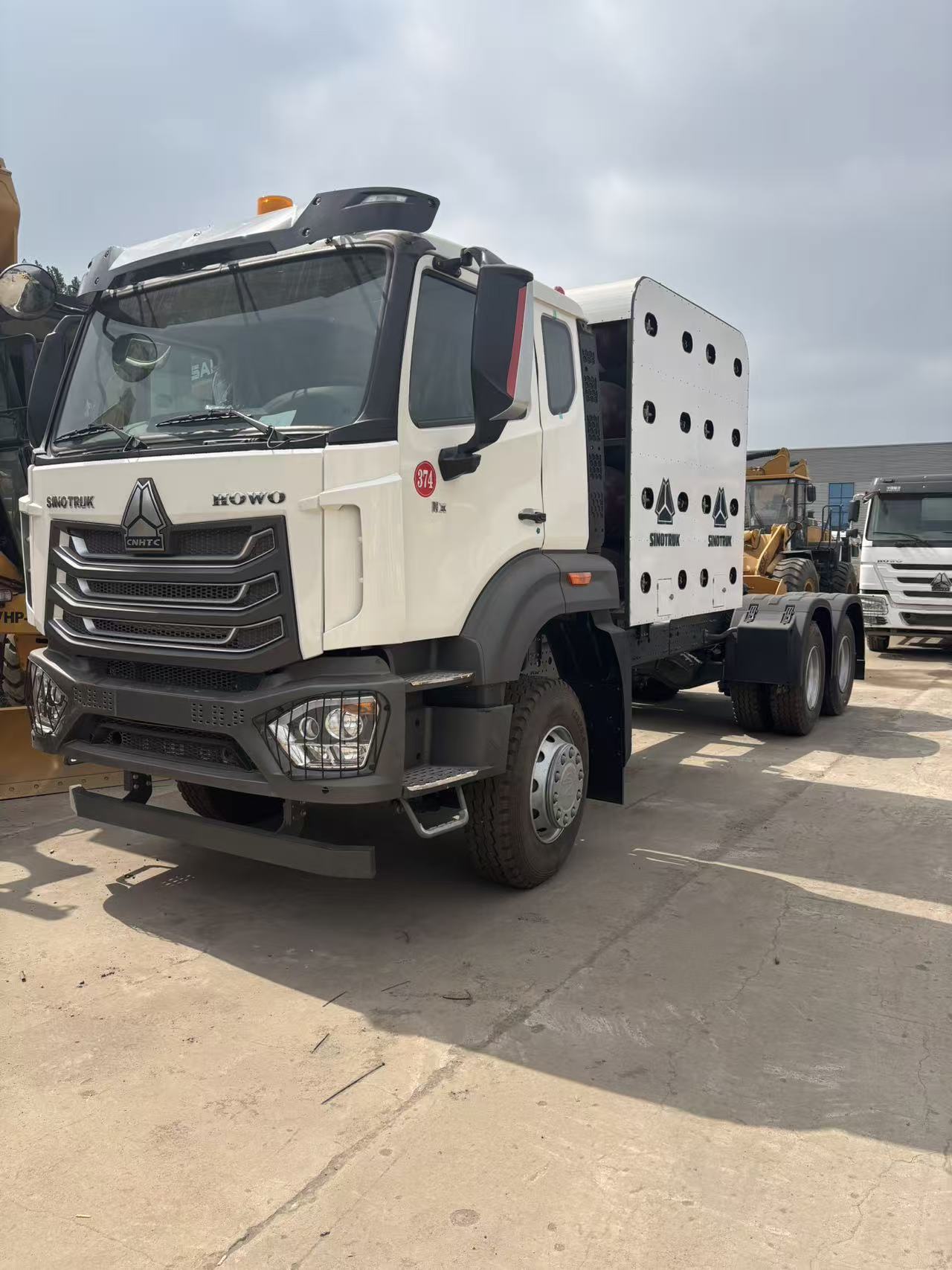 HOWO NX CNG 6x4 Tracto - Image 6
