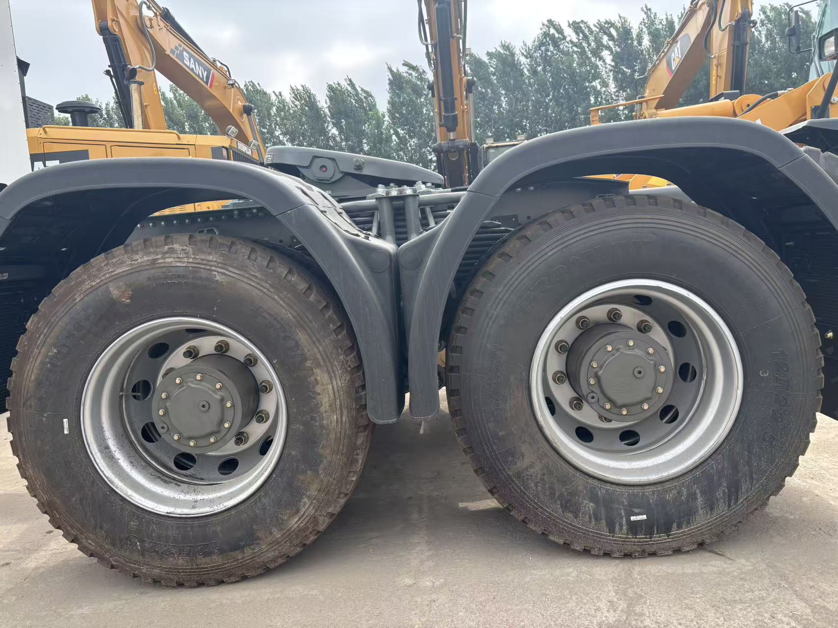 HOWO NX CNG 6x4 Tracto - Image 4