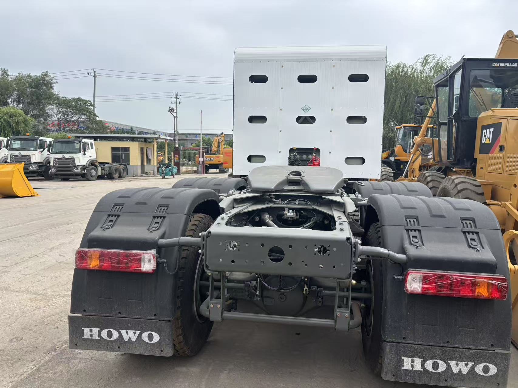 HOWO NX CNG 6x4 Tracto - Image 2