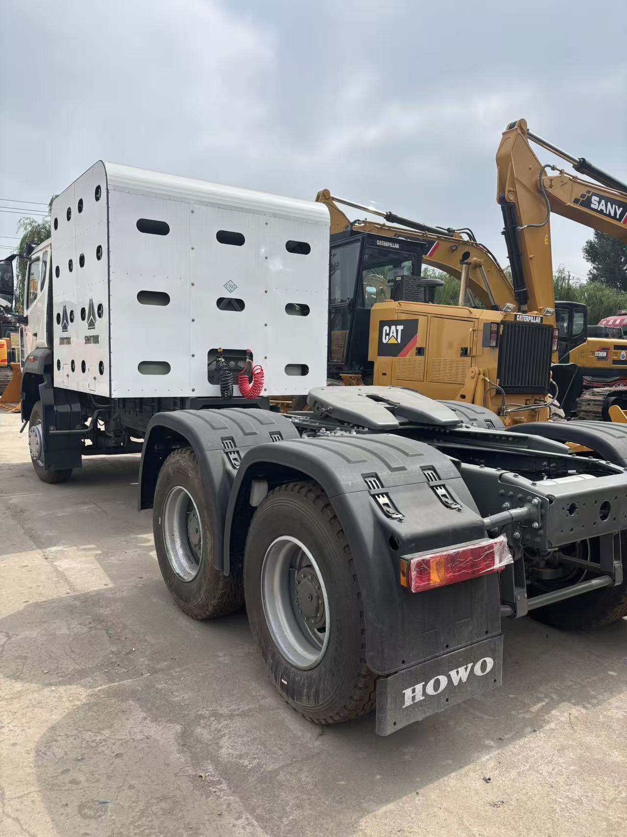 HOWO NX CNG 6x4 Tracto - Image 5