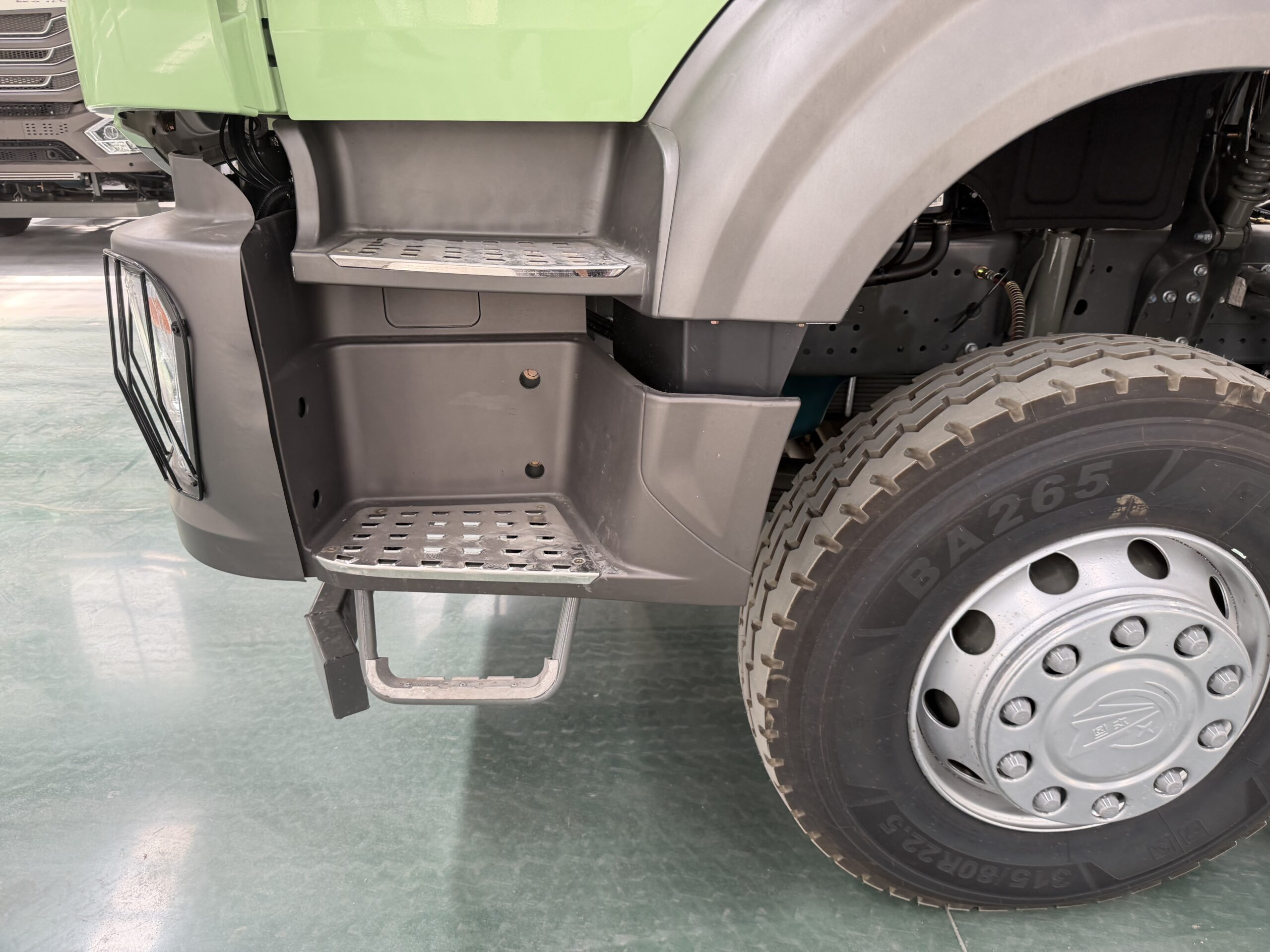 SINOTRUK HOWO NX 6×4 Tractor Unit - Image 3