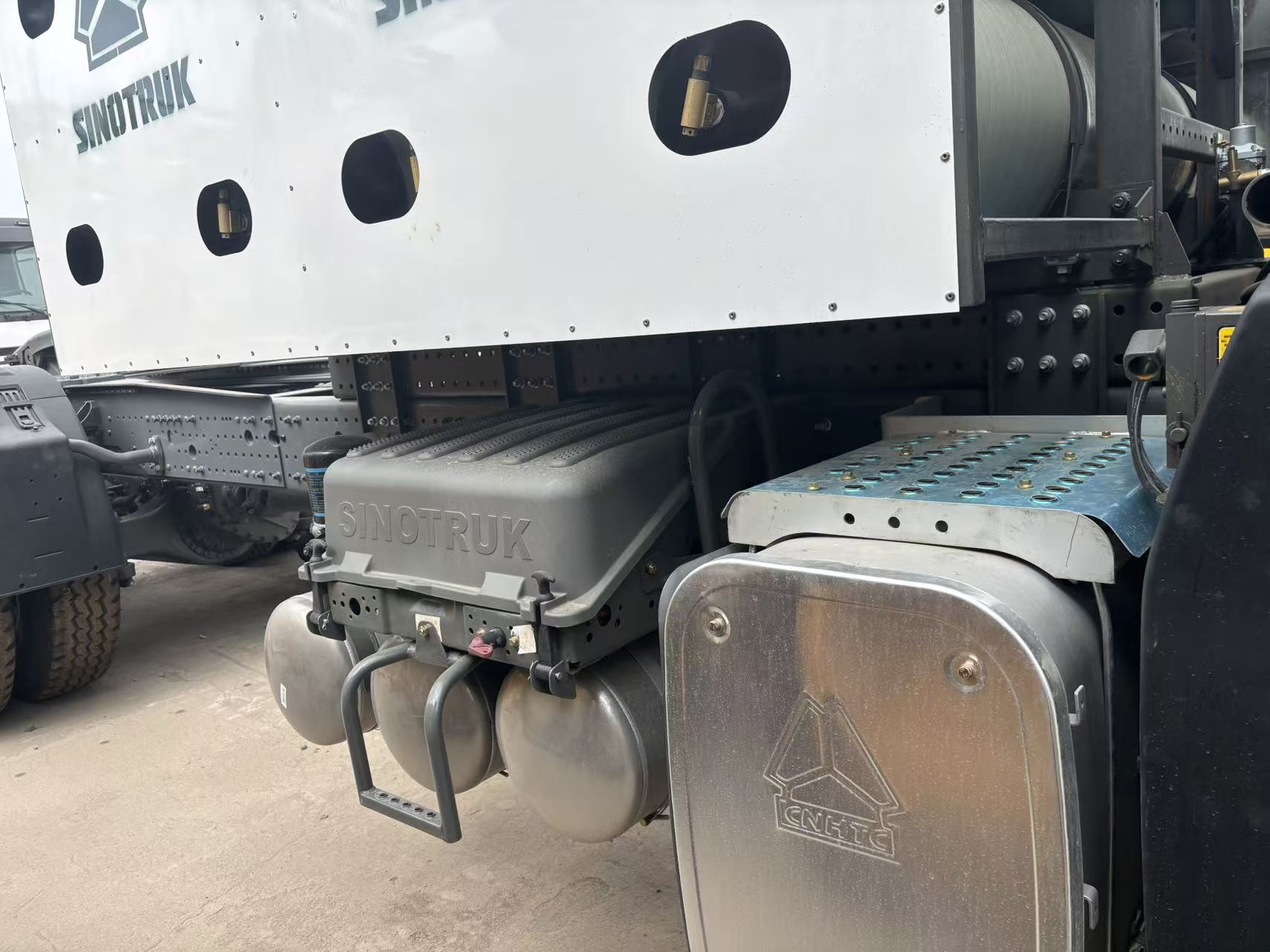 HOWO NX CNG 6x4 Tracto - Image 3