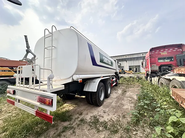 HOWO Water Tank Truck - Image 2