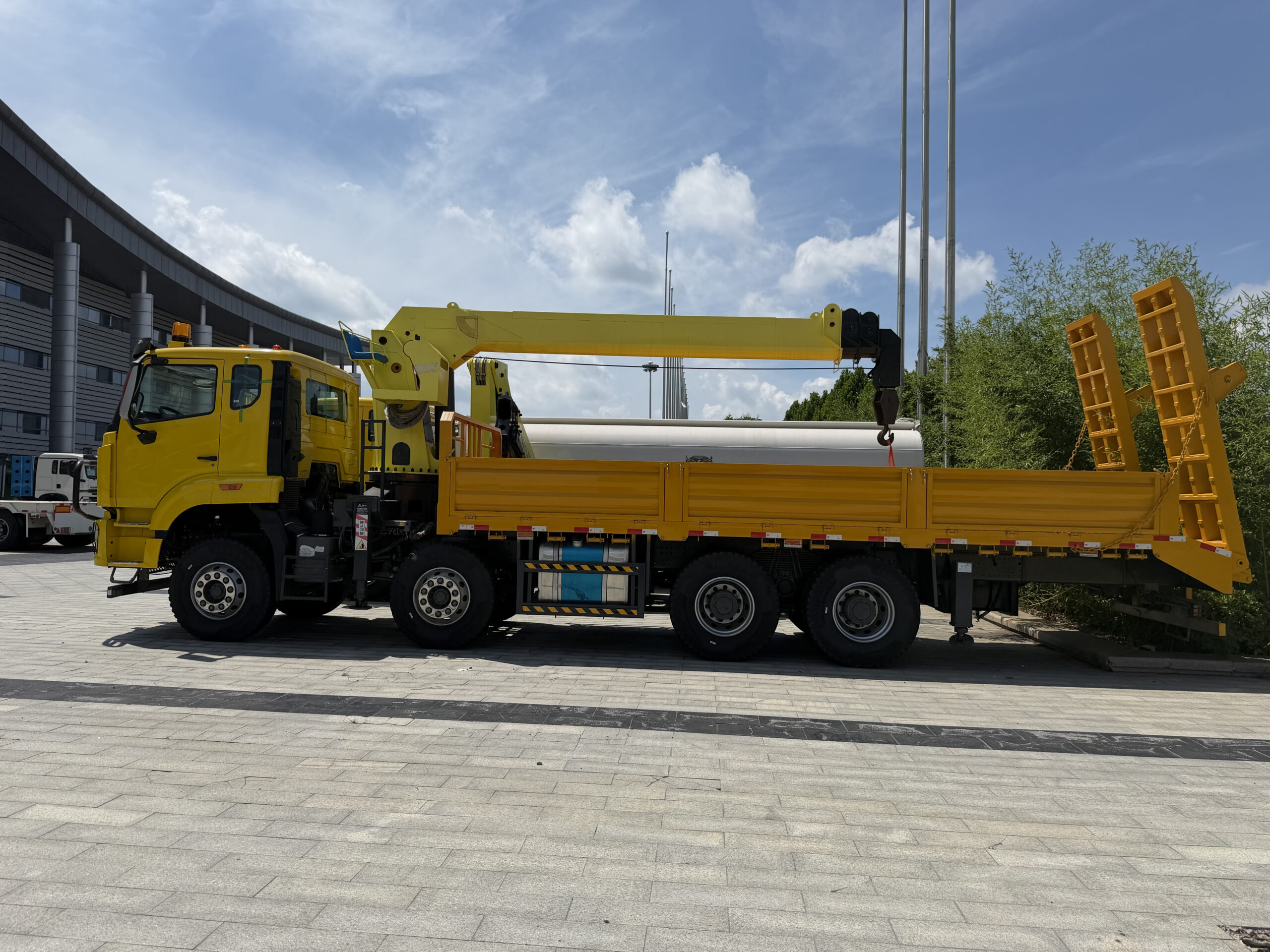 Used SINOTRUK HOWO 8×4 Truck‑Mounted Crane - Image 8