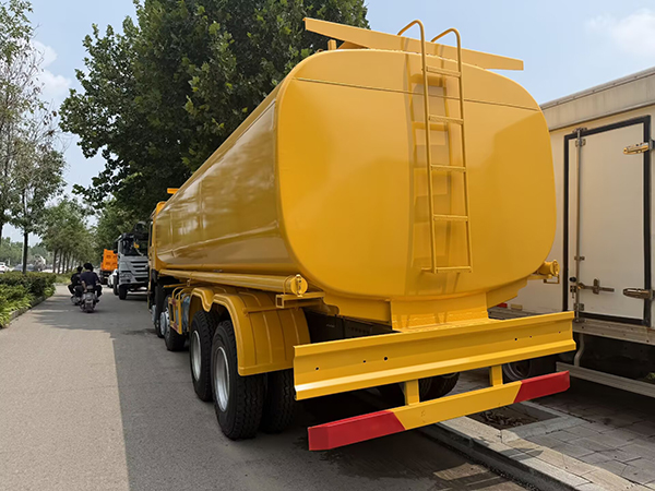 Durable Heavy‑Duty Used HOWO 8×4 Oil Tanker Truck 371HP For Fuel Transport - Image 3