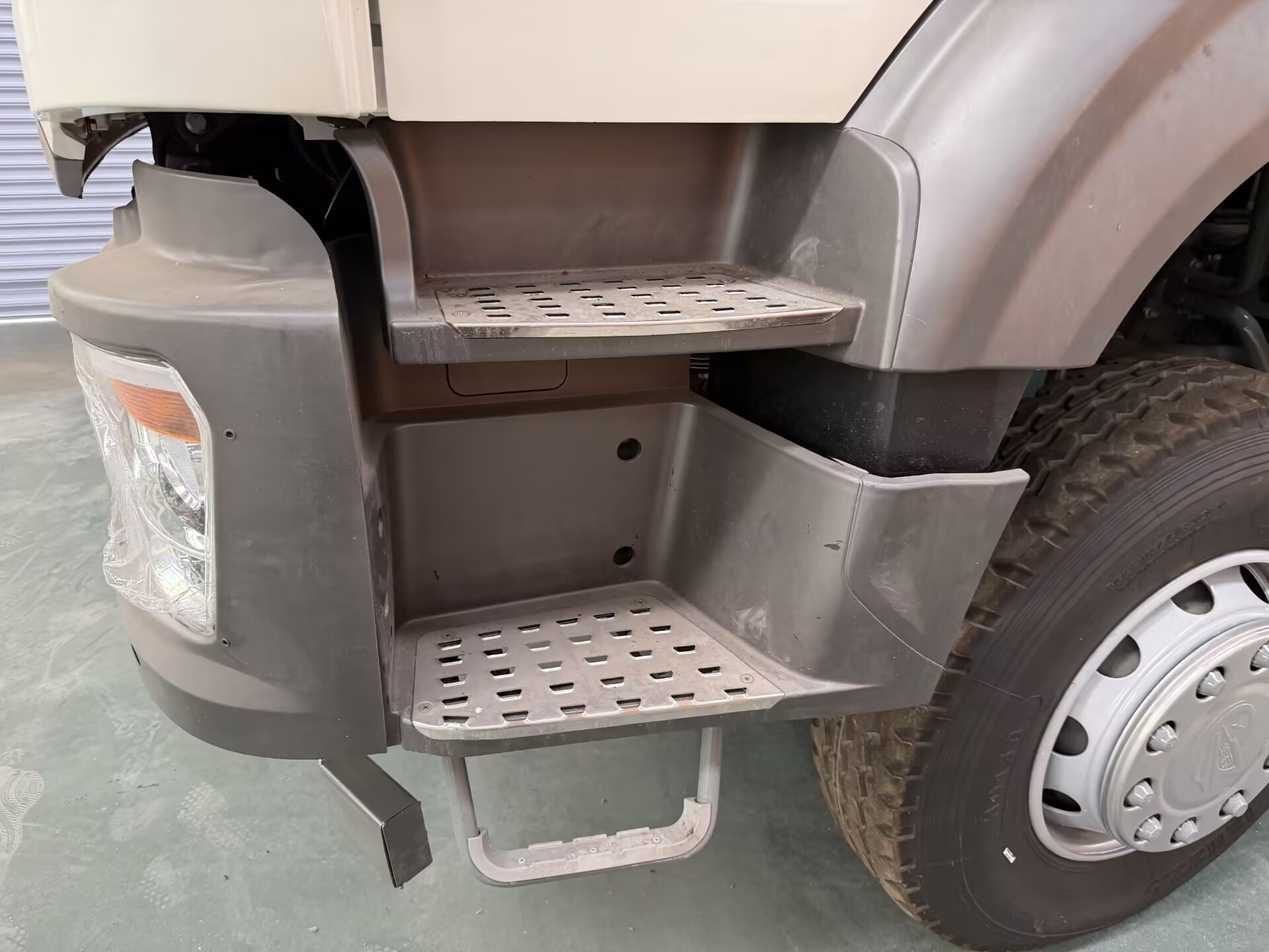 Refurbished Used HOWO 8×4 Dump Truck - Image 3