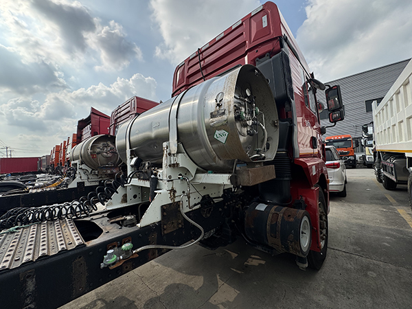 Cost‑saving Shaanxi Delong New M3000 6X4 LNG Gas Tractor Head For Long Haul - Image 2