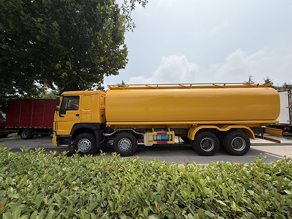 Durable Heavy‑Duty Used HOWO 8×4 Oil Tanker Truck 371HP For Fuel Transport - Image 9