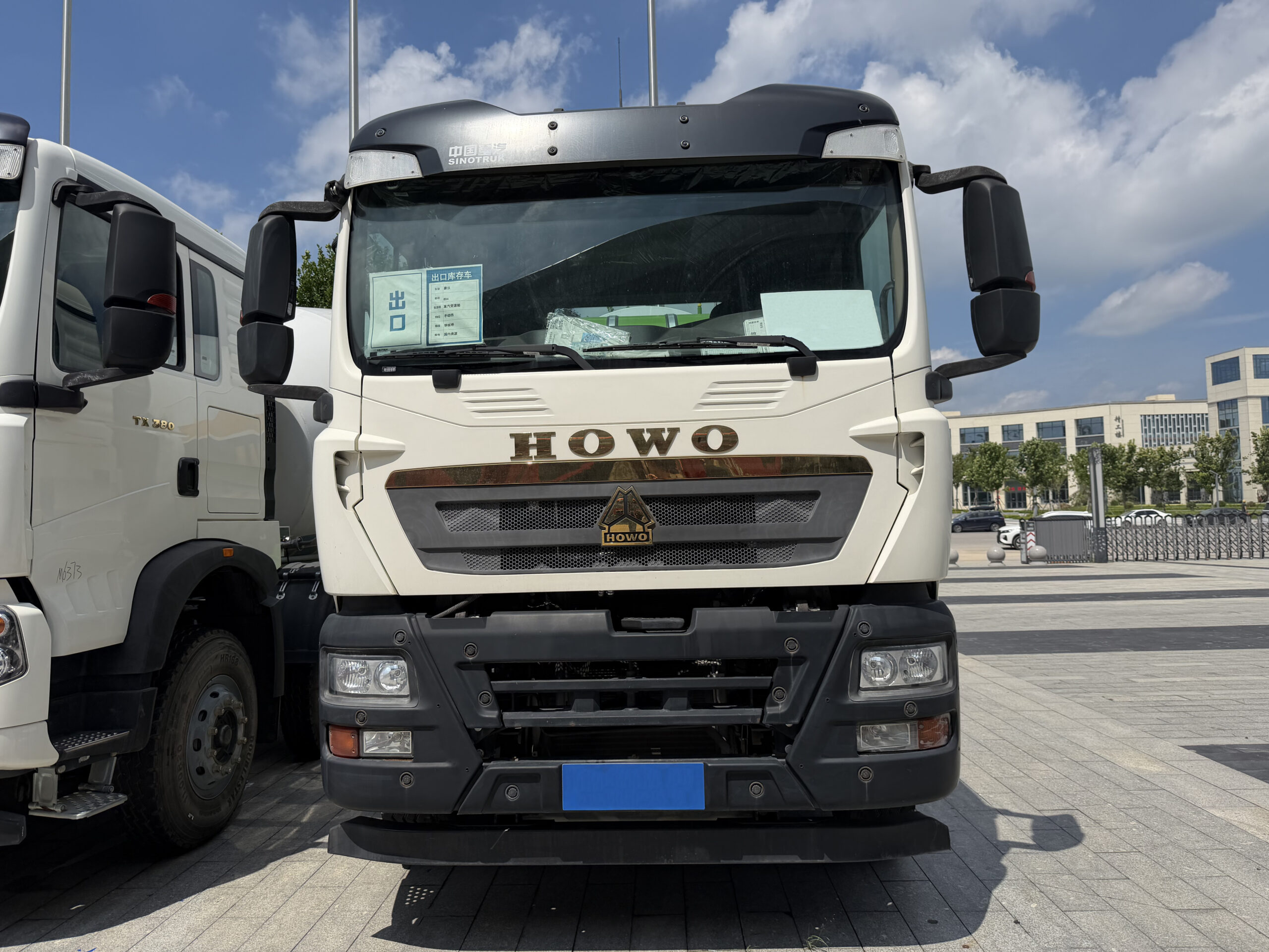 Powerful Used HOWO TX 350 8×4 Concrete Mixer Truck - Image 4