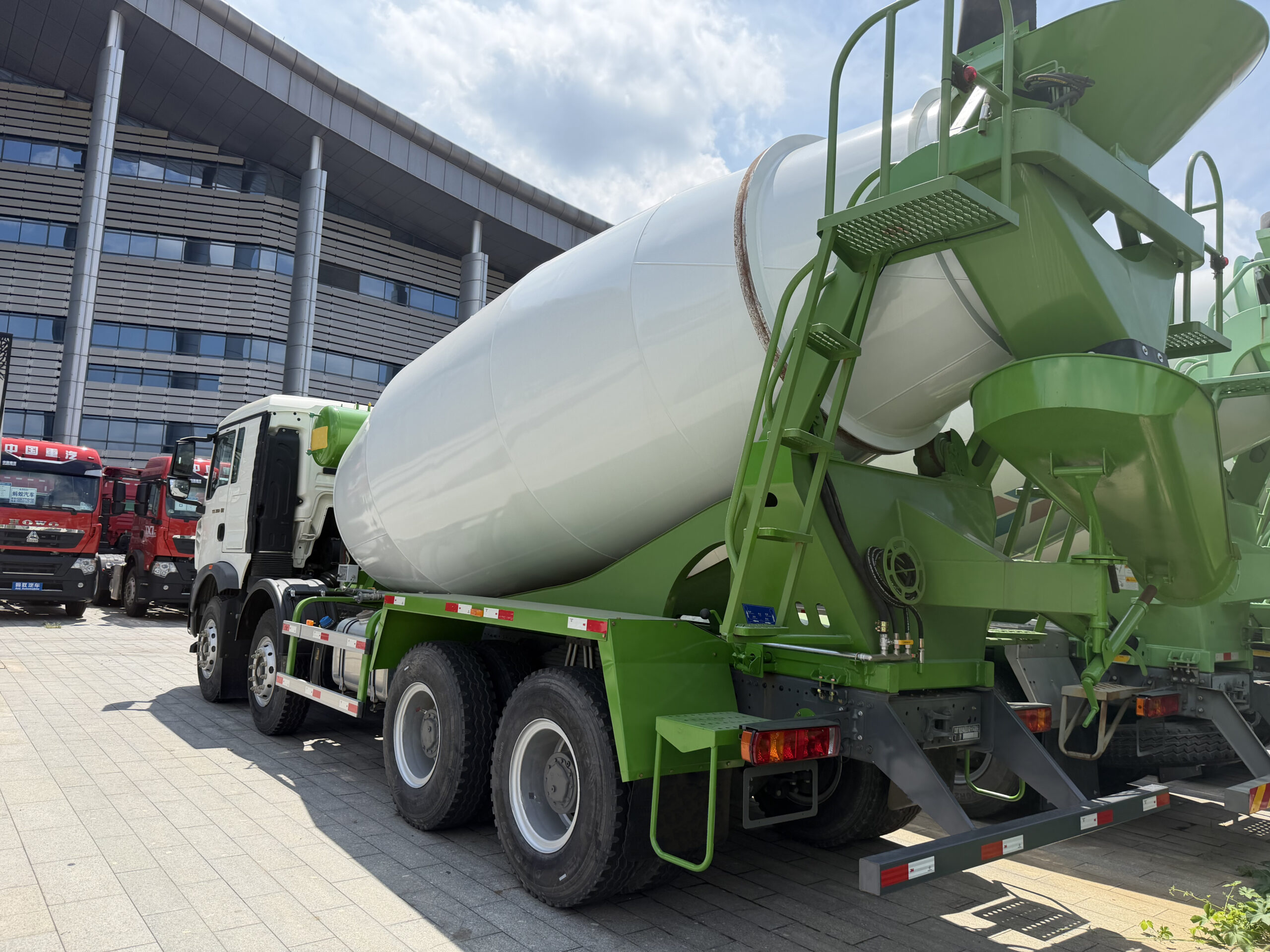 Powerful Used HOWO TX 350 8×4 Concrete Mixer Truck - Image 5