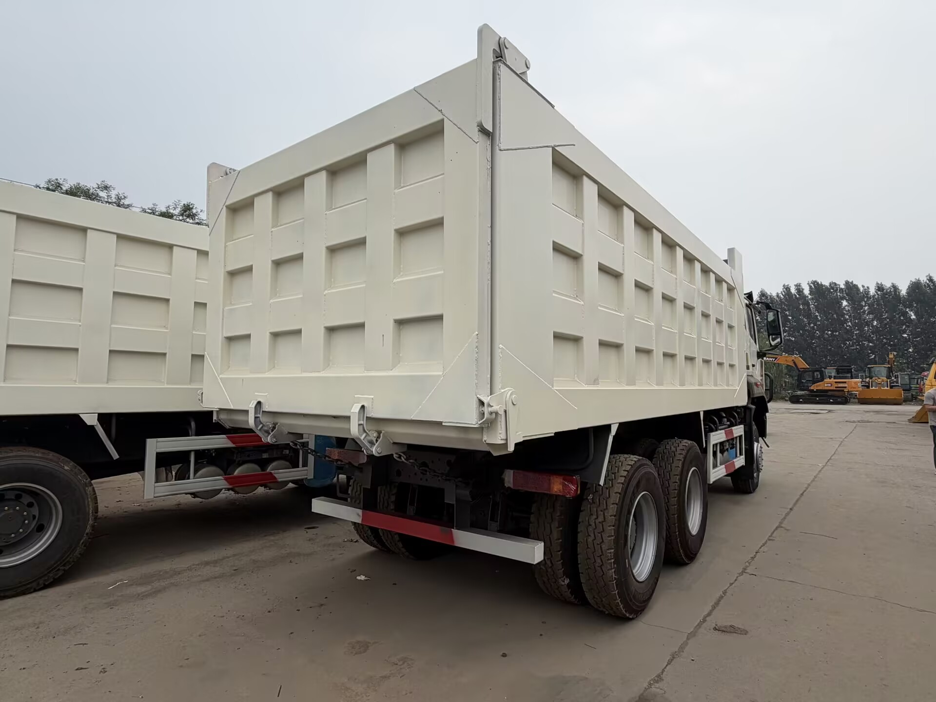 Refurbished Sinotruk HOWO 6×4 Dump Truck (White Cab) - Image 7