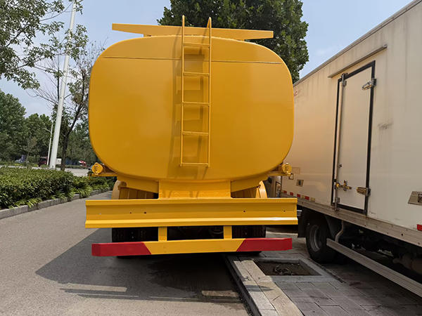 Durable Heavy‑Duty Used HOWO 8×4 Oil Tanker Truck 371HP For Fuel Transport - Image 10