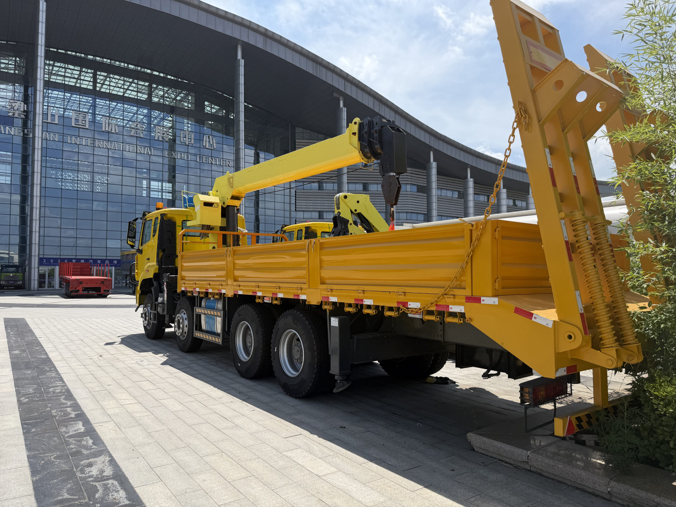 Used SINOTRUK HOWO 8×4 Truck‑Mounted Crane - Image 7
