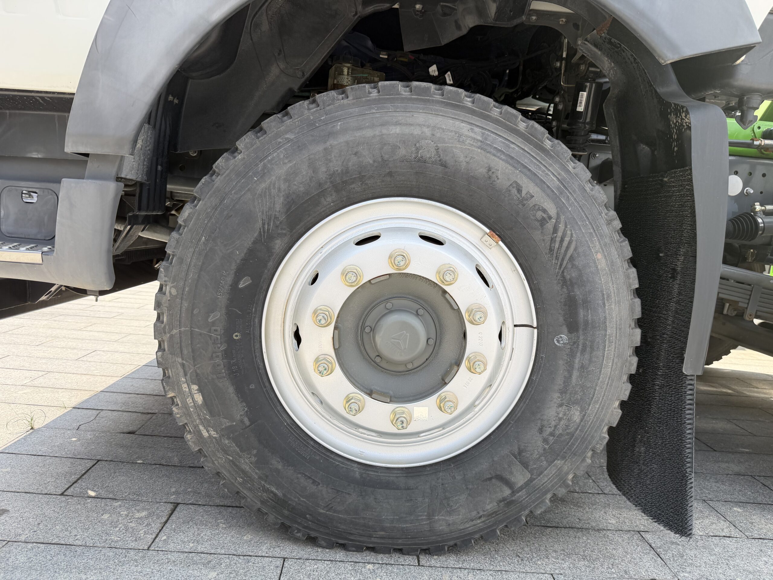 Powerful Used HOWO TX 350 8×4 Concrete Mixer Truck - Image 3