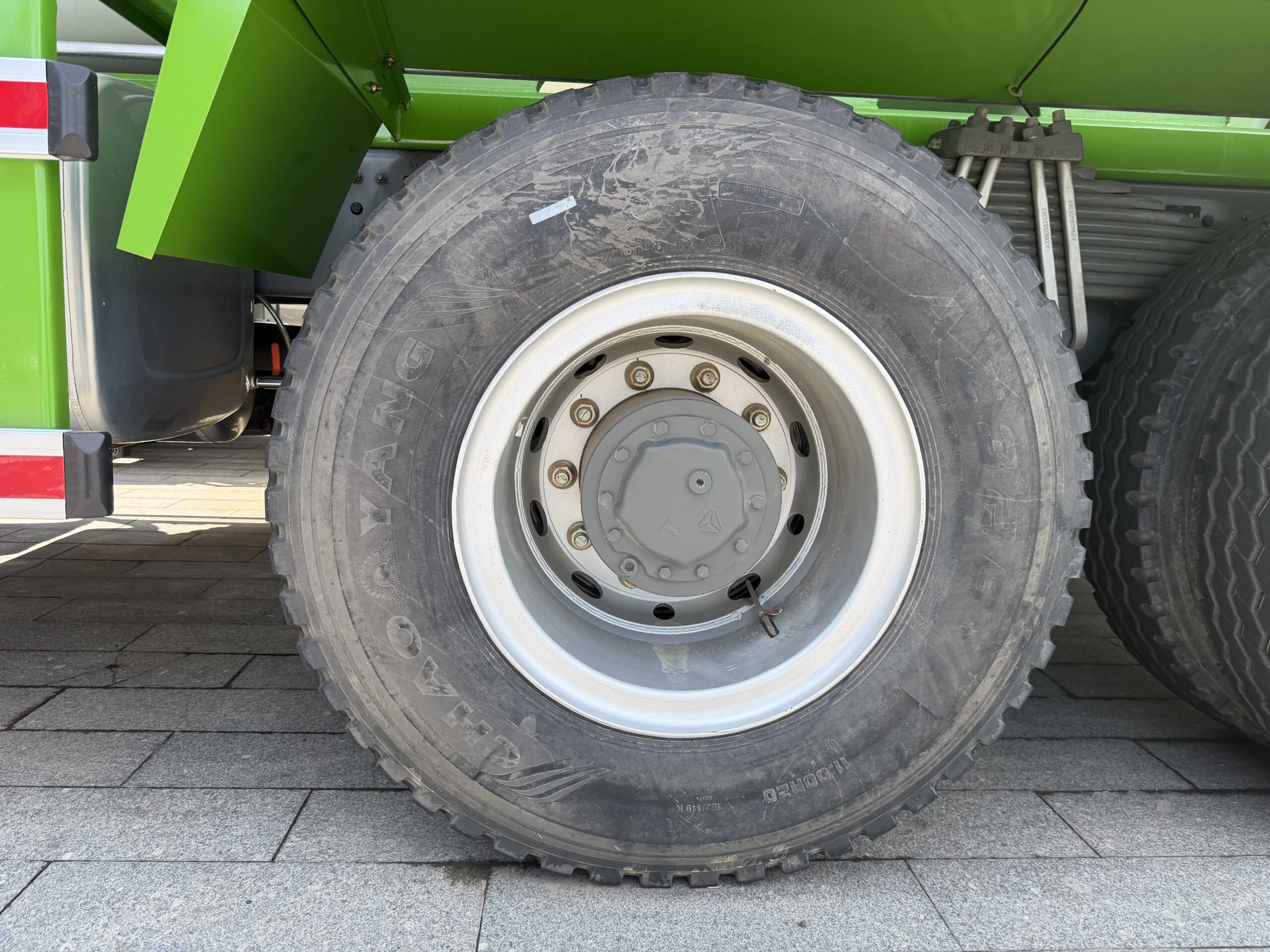 Powerful Used HOWO TX 350 8×4 Concrete Mixer Truck - Image 2