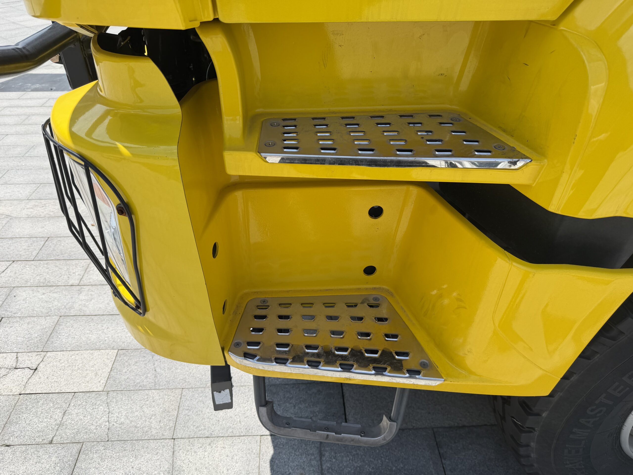 Used SINOTRUK HOWO 8×4 Truck‑Mounted Crane - Image 4
