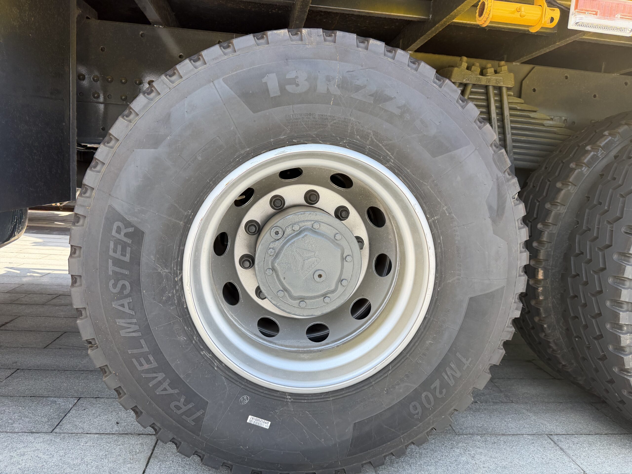 Used SINOTRUK HOWO 8×4 Truck‑Mounted Crane - Image 3
