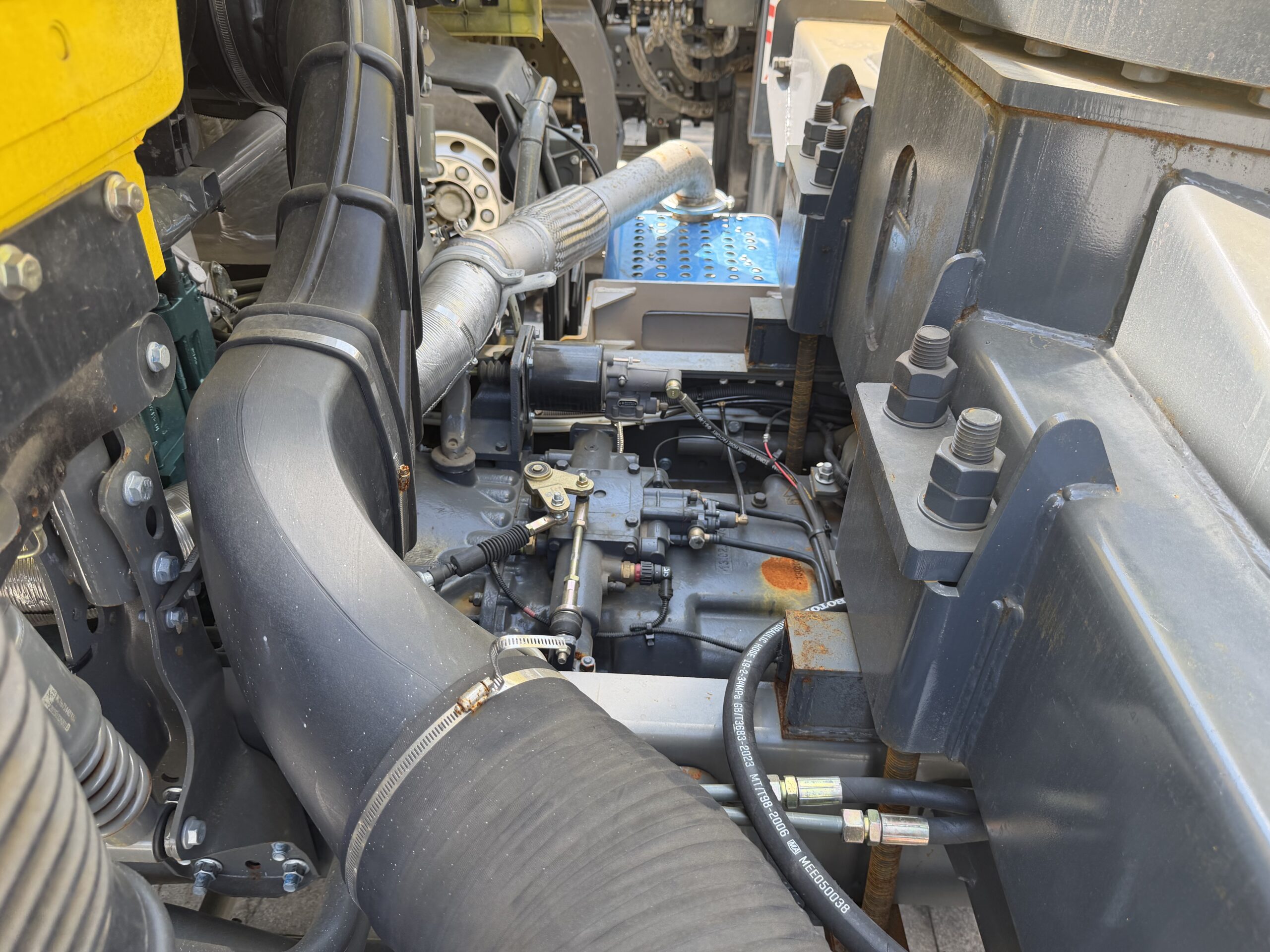 Used SINOTRUK HOWO 8×4 Truck‑Mounted Crane - Image 5