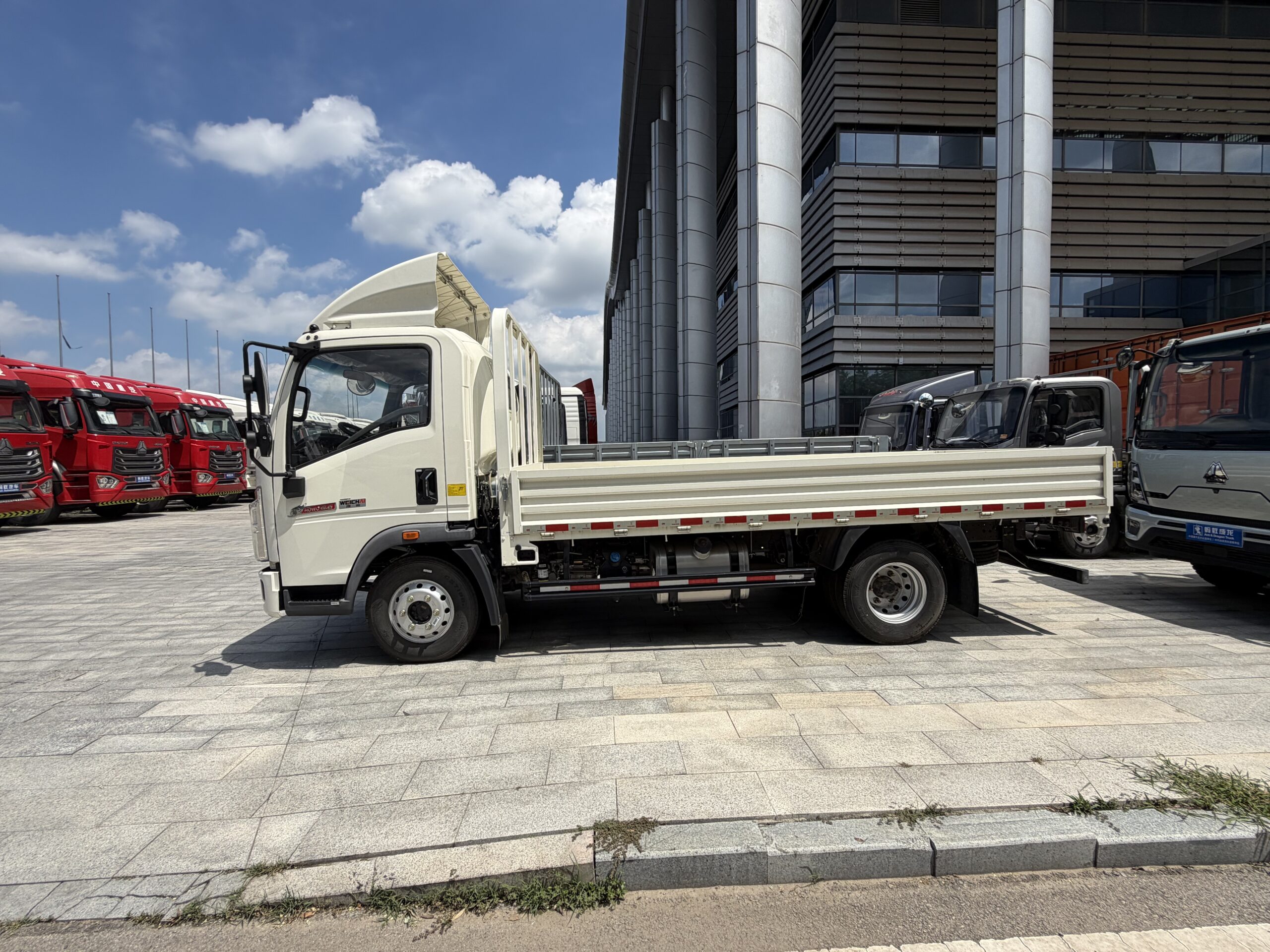 Used HOWO Flatbed Light Truck - Image 2