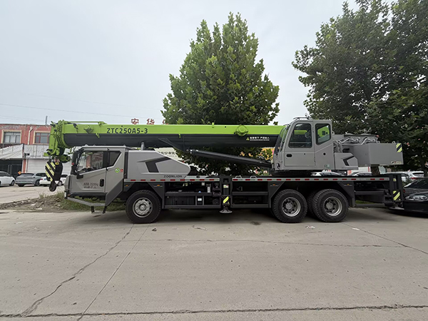 Zoomlion ZTC250A5‑3 Truck Crane - Image 2