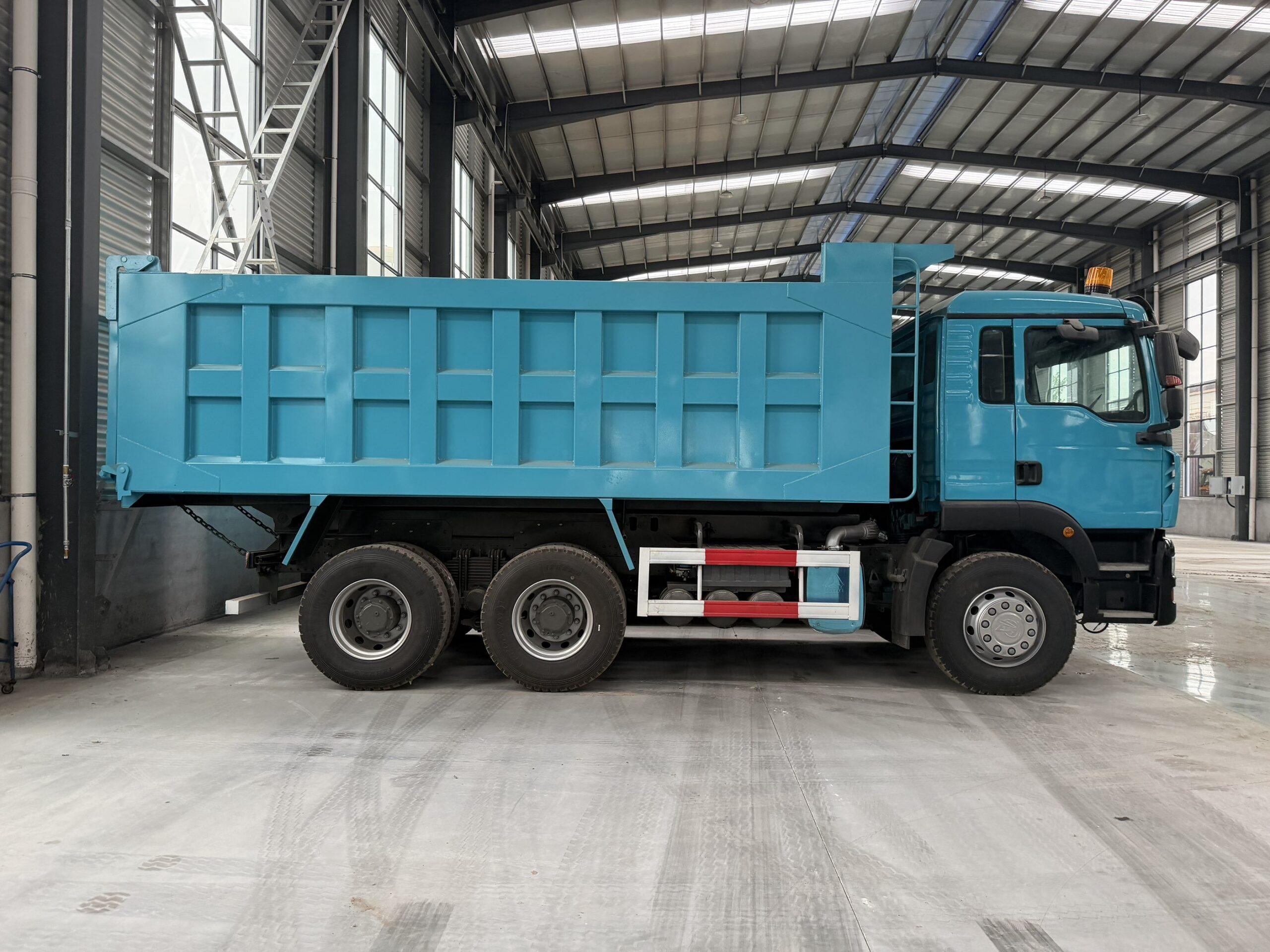 Used HOWO 6×4 Dump Truck, 371HP Euro II - Image 2