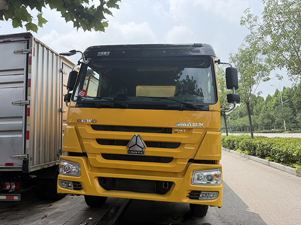 Durable Heavy‑Duty Used HOWO 8×4 Oil Tanker Truck 371HP For Fuel Transport - Image 5