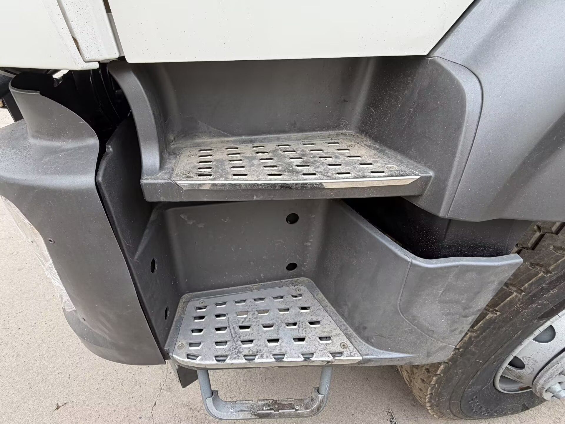 Refurbished Sinotruk HOWO 6×4 Dump Truck (White Cab) - Image 3