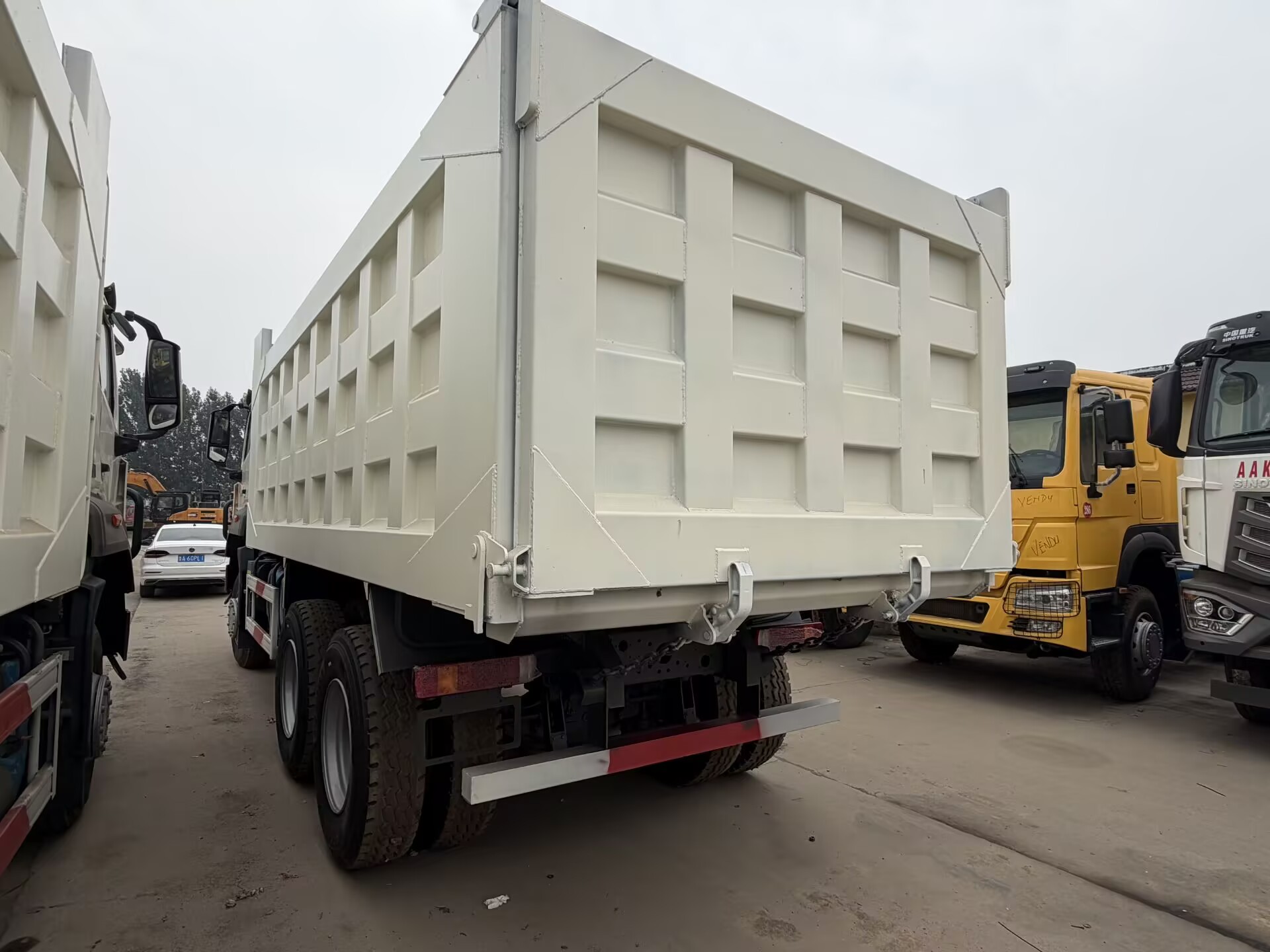 Refurbished Sinotruk HOWO 6×4 Dump Truck (White Cab) - Image 6