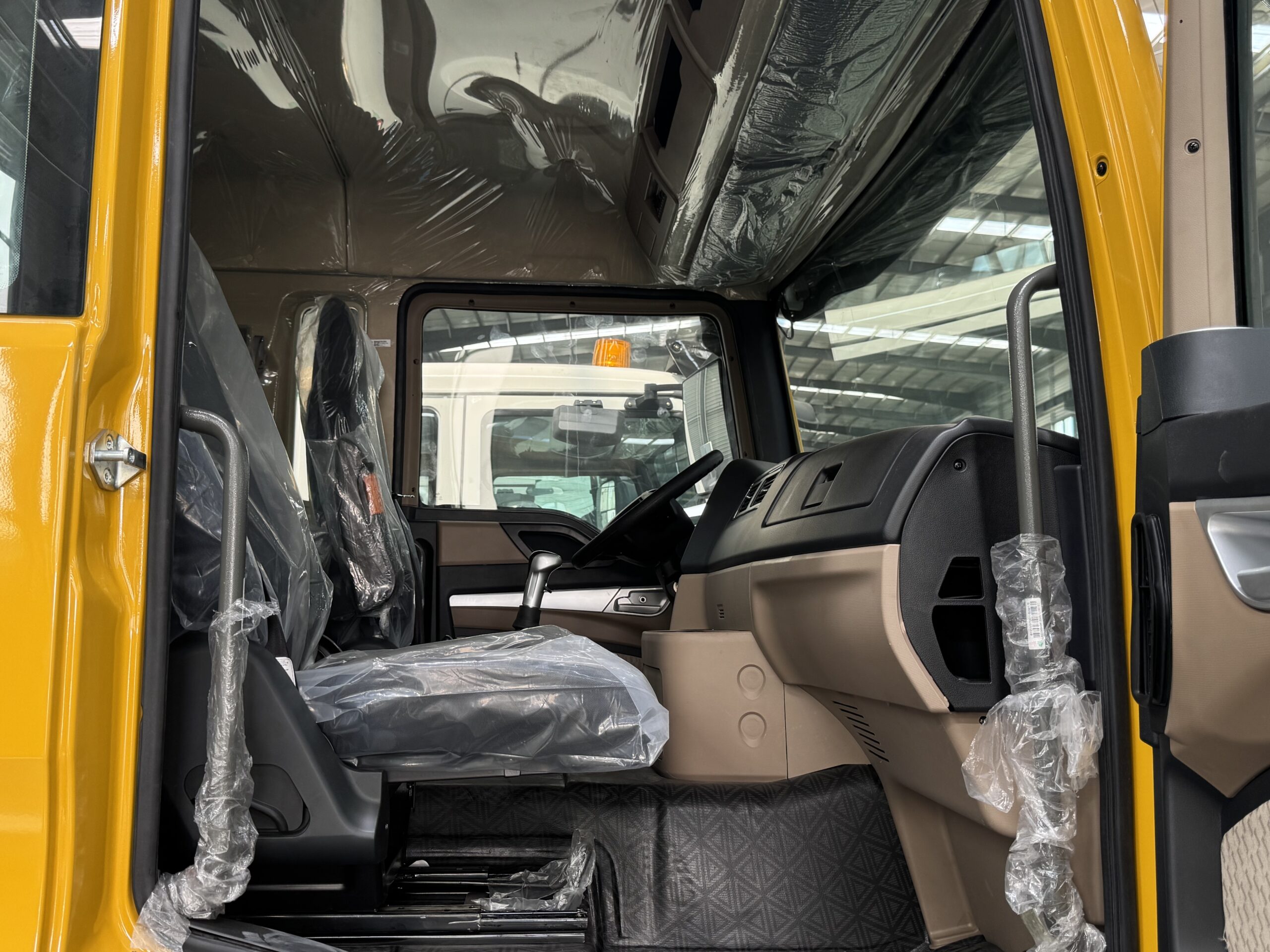 Used HOWO 6×4 430HP Tractor Truck - Image 8