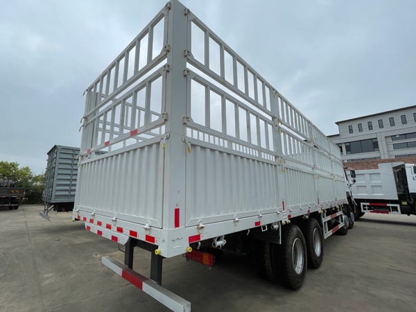 Sinotruk Howo 8x4 Stake Cargo Truck Heavy-Duty Fence Lorry For Bulk Goods Transport - Image 5