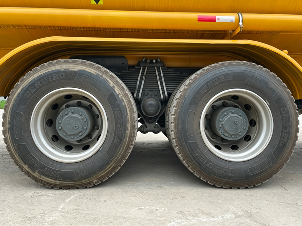Used Sinotruk Howo 6x4 Water Tanker Truck 20‑25CBM Sprinkler Water Transport Truck For Africa - Image 2