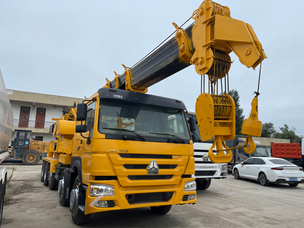Used Sinotruk Howo 8x4 Truck Mounted Crane 25-30Ton Telescopic Mobile Crane For Construction Lifting