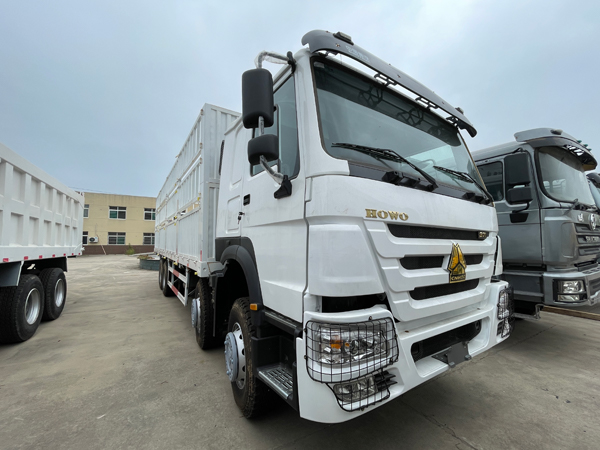 Sinotruk Howo 8x4 Stake Cargo Truck Heavy-Duty Fence Lorry For Bulk Goods Transport - Image 2