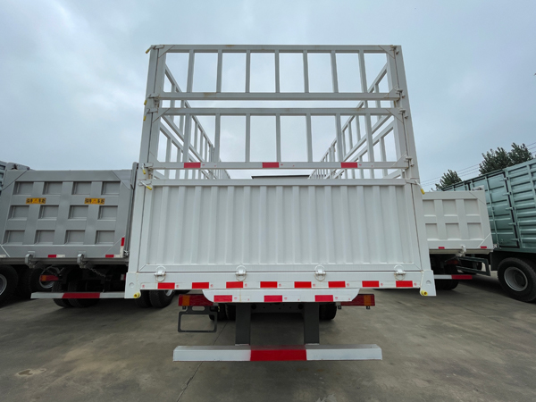 Sinotruk Howo 8x4 Stake Cargo Truck Heavy-Duty Fence Lorry For Bulk Goods Transport - Image 4